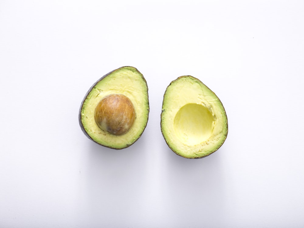 Dos mitades de palta Hass
