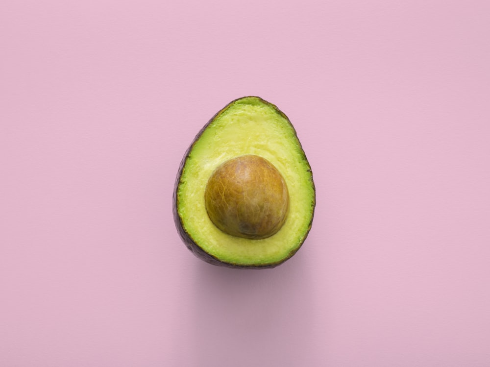 Media palta Hass mostrando su pulpa